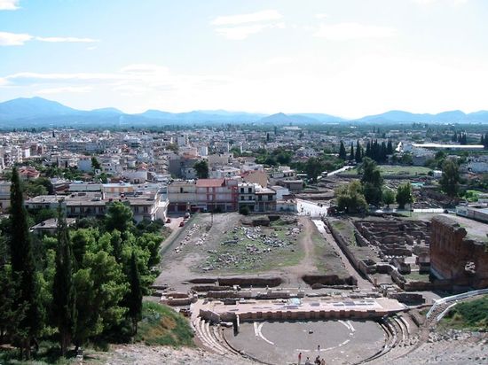 С верхних рядов древнего театра открывается панорама современного Аргоса