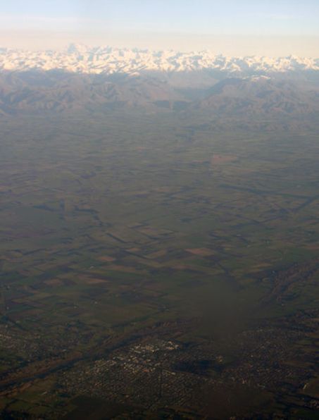 Снимок города и близлежащих Южных Альп с воздуха.