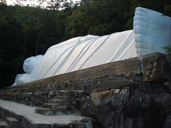 Гора Таку, Фантхьет. Статуя лежащего Будды