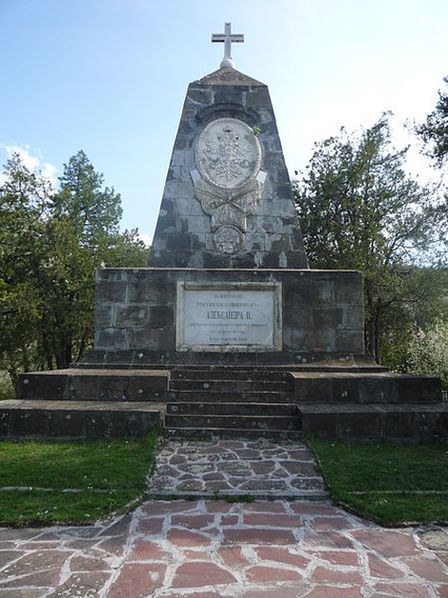 Белый памятник русским частям, освободившим Ловеча от отоманскими турками 22 августа 1877 года. На нем высечены названия всех частей, которые сражались за освобождение города.