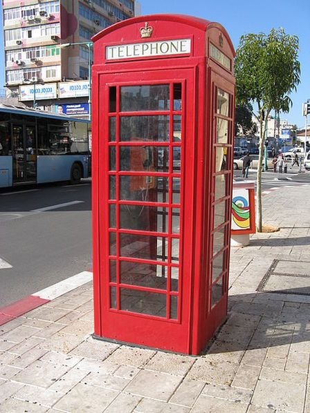 Телефонная будка в Петах Тикве (ул. Хайм-Озер). 2008 год