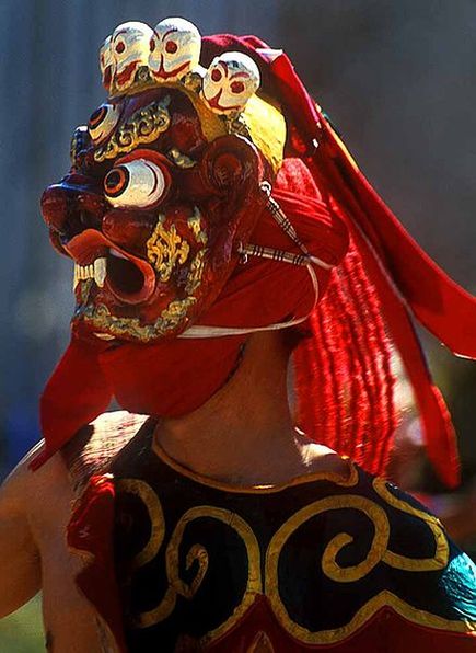 Чаам — ритуальный танец в масках, исполняемый монахами во время буддийских праздников.