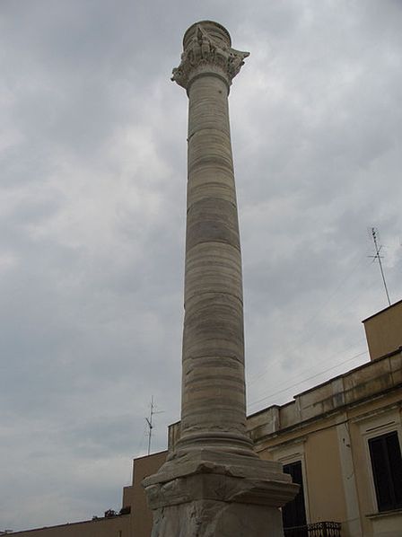 Мраморная колонна на месте окончания Аппиевой дороги.