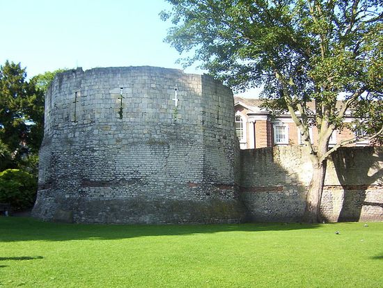Римская стена и западная угловая башня йоркского форта. Верхняя половина кладки была уложена уже в Средневековье.