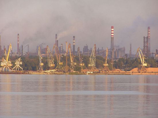 Вид на речной порт и промплощадку с заводами, со стороны Днепра   (перед плотиной ДнепроГЭСа)