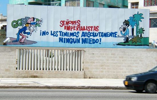 Плакат возле бывшего посольства США в Гаване.