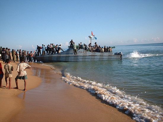 Морские тигры ТОТИ загружают судно в Муллайтиву, 2005 год