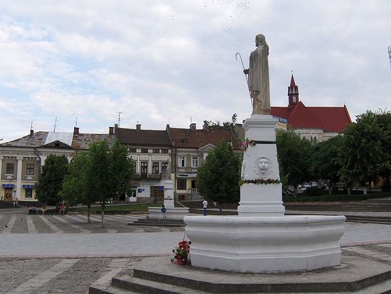 Площадь Рынок со статуей Христа  центр Бережан