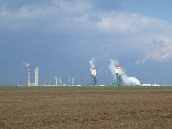 Вид на завод со стороны пгт Черноморское