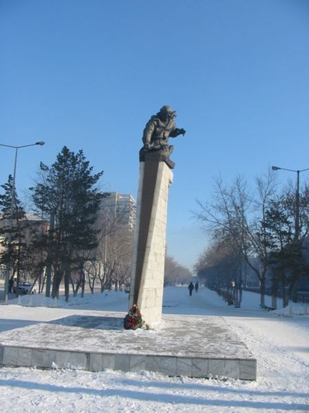 Памятник Нуркену Абдирову (январь 2003)