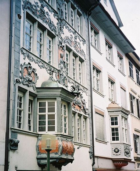 Эркер на здании в старом городе