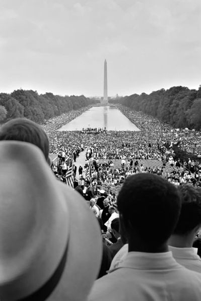 Толпа людей слушает речь Мартина Лютера Кинга в ходе марша на Вашингтон в 1963 году