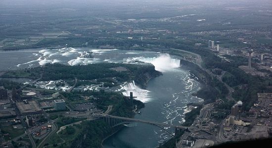 Ниагарские водопады, вид сверху: справа Ниагара-Фолс (Онтарио)