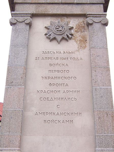 Памятник встрече на Эльбе 25 апреля 1945 года