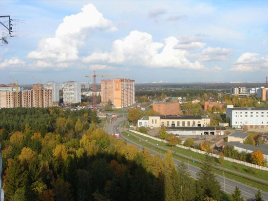 Октябрьский проспект упирается в мкр-н «В», на горизонте белеют здания Москвы