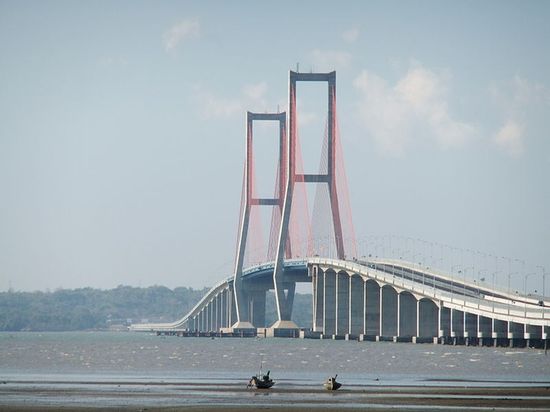 Мост Сурамаду — вид из Сурабаи