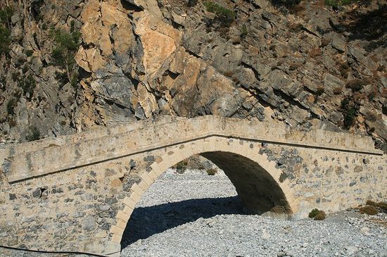Один из двух каменных мостов (в настоящее время не используются, так как река изменила русло)