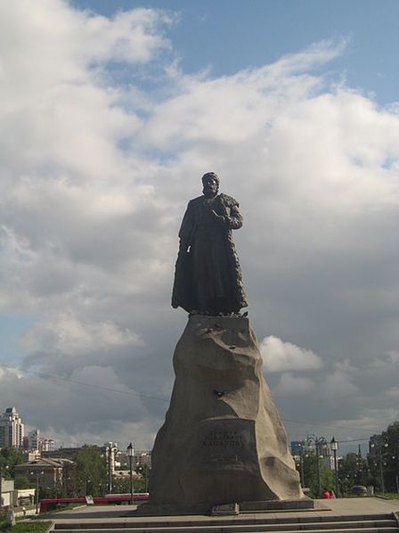Памятник Е. П. Хабарову на Привокзальной площади Хабаровска