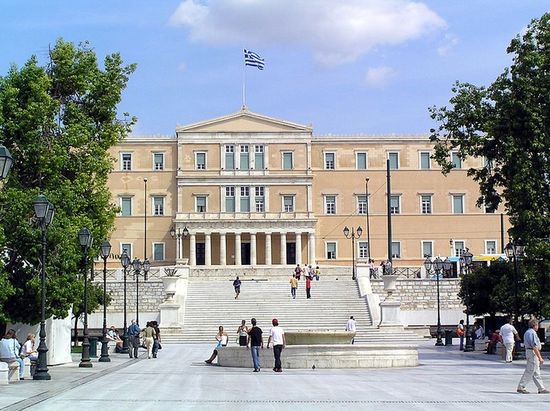 Современная площадь Синтагма и Дворец Греческого парламента в Афинах