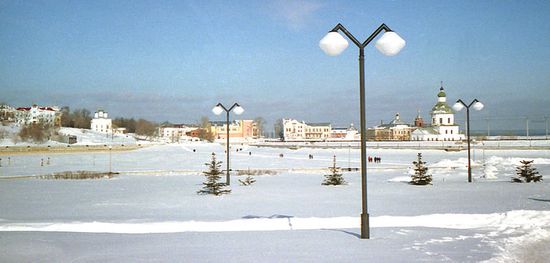 Залив в центре города зимой