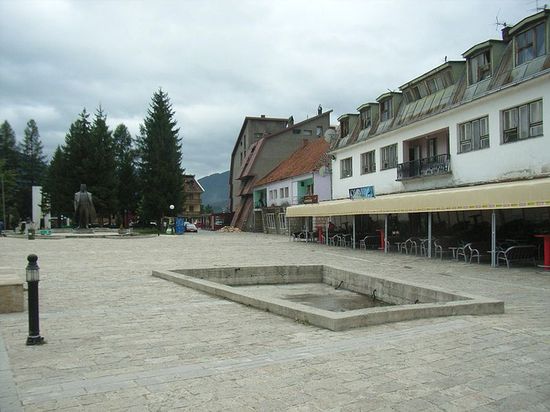 Центральная площадь города с памятником Янко Вукотичу