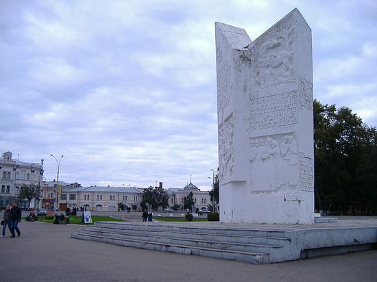 Памятник героям Октябрьской Революции и Гражданской войны на Площади Революции