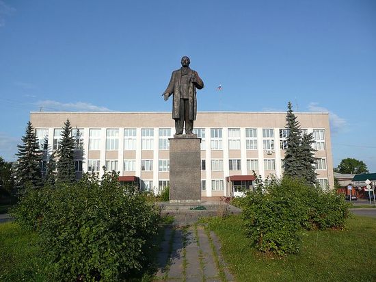 Памятник В. И. Ленину и здание городского суда