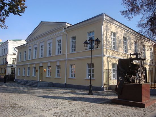 Краеведческий музей (в здании бывших Присутственных мест) и памятник швейной машине «Зингер»).