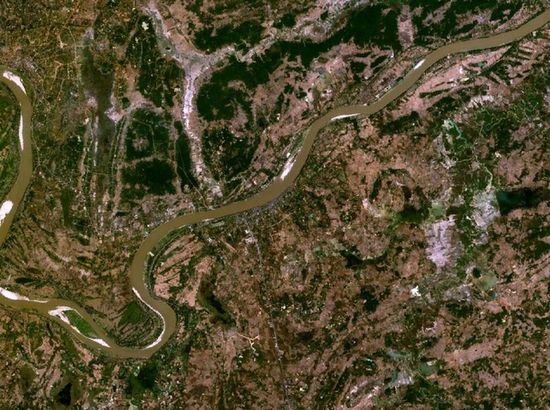 Снимок города Нонгкхай со спутника. К северу от реки — Лаос, слева видны кварталы Вьентьяна