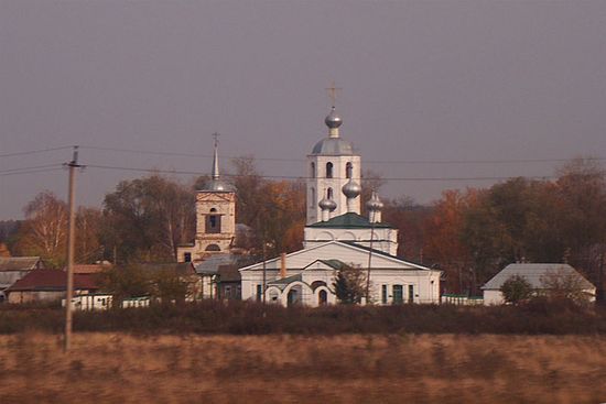 Собор Троицы Живоначальной (справа, на переднем плане), Ивановская церковь (за собором) и Казанская церковь (слева)