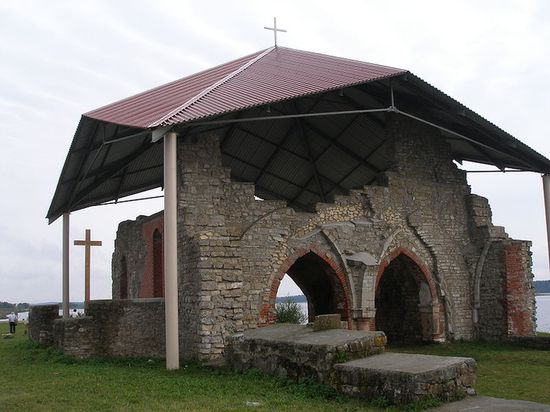 Развалины епископской церкви Святого Мейнарда на острове