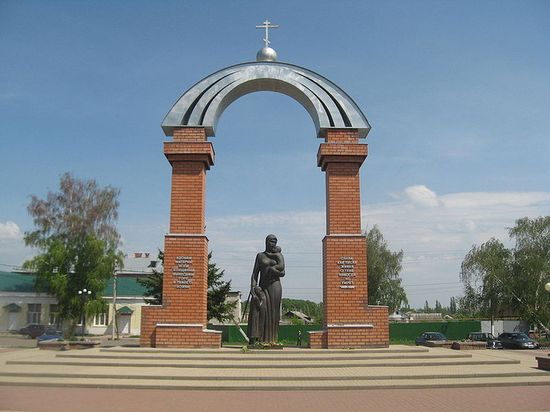 Памятник матери в центре Анны
