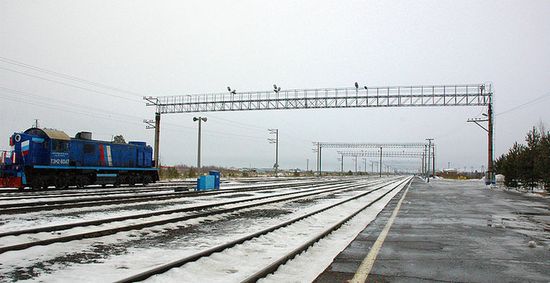 Вид с перрона железнодорожной станции на железнодорожные пути, 2010 год