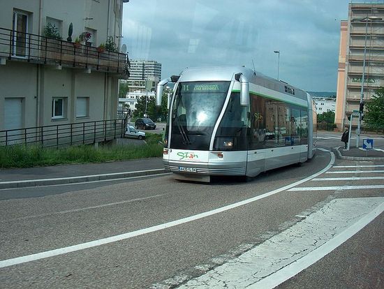 Трамвай на улице Вандёвр-ле-Нанси.