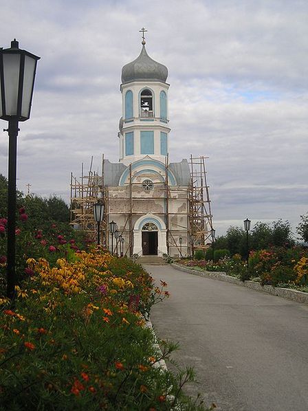 Церковь во имя Святого Благоверного князя Александра Невского на территории Покровского Александро-Невского женского монастыря в августе 2005 года
