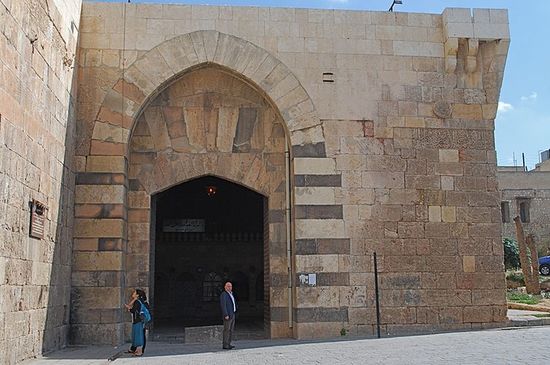 Древние стены Алеппо и Баб Кыннасрин, отреставрированные в 1256 году Ан-Насир Юсуфом