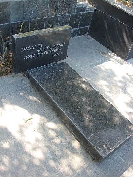 Памятник в честь погибших шахидов за село Дашалты на Аллее Шахидов в Баку