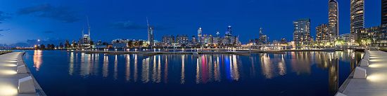Вид на ночной Мельбурн со стороны нового района Доклендс