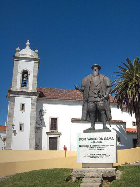 Статуя Васко да Гамы перед церковью, в которой его крестили