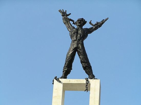 Монумент «Освобождённый Ириан» в центре Джакарты