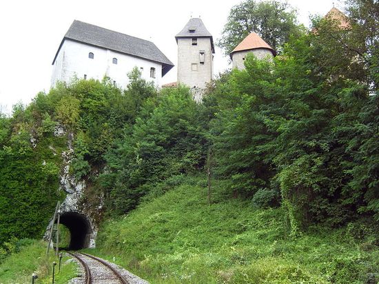 Замок над туннелем.