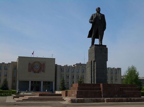 Памятник Ленину перед мэрией Кстова