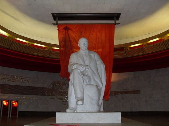 Монумент Ленина в экспозиции музея.