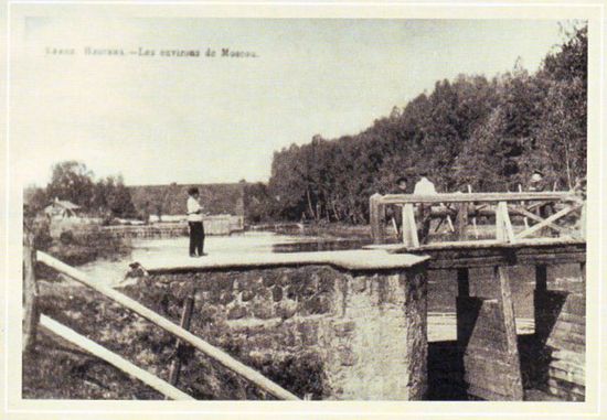 Плотина на р. Химке близ станции. Вода использовалась для заливки тендеров паровозов. Фото 1906 г.