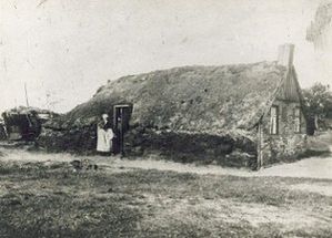 Покрытая дёрном изба, Схонорд, ок. 1880. Фото из архива общины Куворден