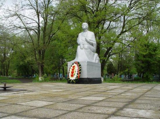 Памятник Скорбящая Мать в станице Мечетинской.