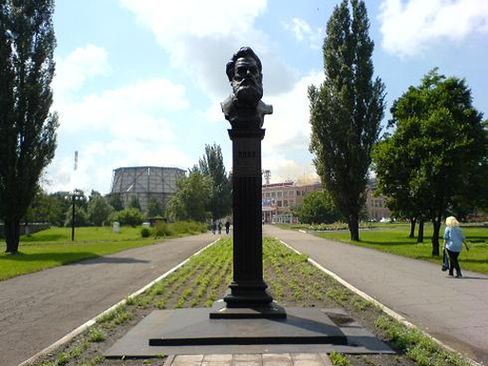 Памятник Алексею Кирилловичу Алчевскому возле металлургического комбината