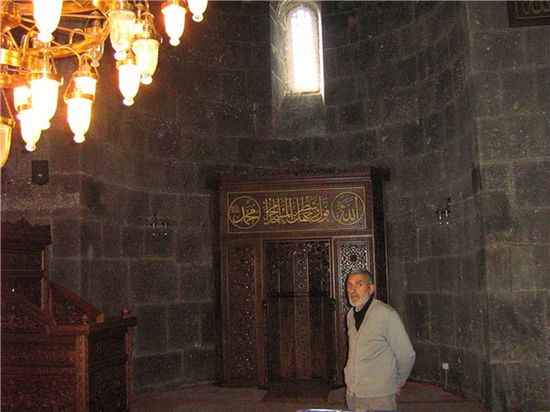 Внутренний вид армянской церкви Сурб Аракелоц, превращенной турками в мечеть Кюбмет Джами