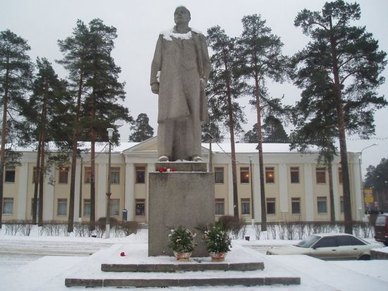 Памятник В. И. Ленину во Всеволожске. На заднем плане музыкальная школа.