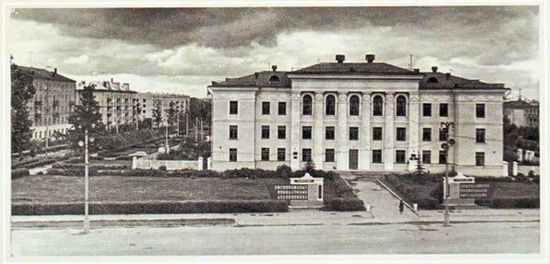 Здание райкома КПСС (ныне здание городской администрации) около 1960 г.